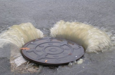 Gushing manhole cover
